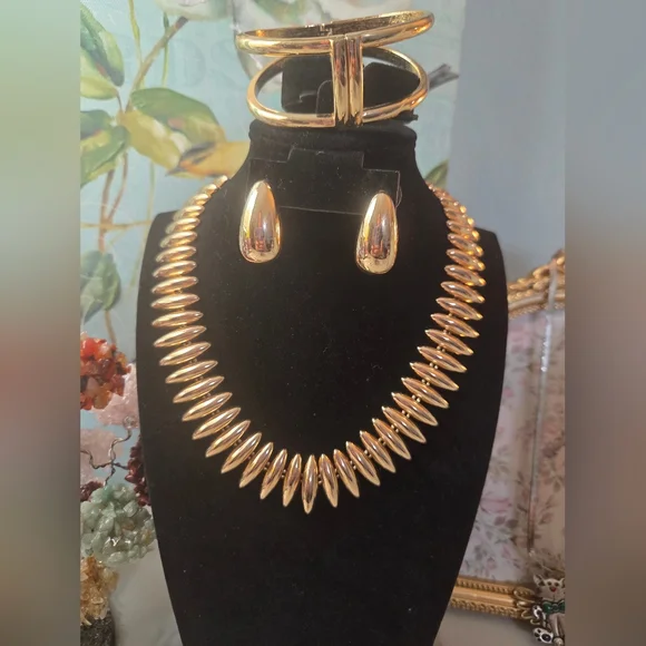 Gold-Tone Statement Jewelry Set - Picture 2 of 6